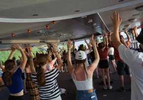 Jugendliche feiern und tanzen auf dem Jugendkirchentag 2022 | Foto: Mathis Eckert / fundus-medien.de