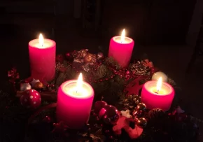Adventskranz mit vier brennenden Kerzen | Foto: Birgit Arndt / fundus-medien.de